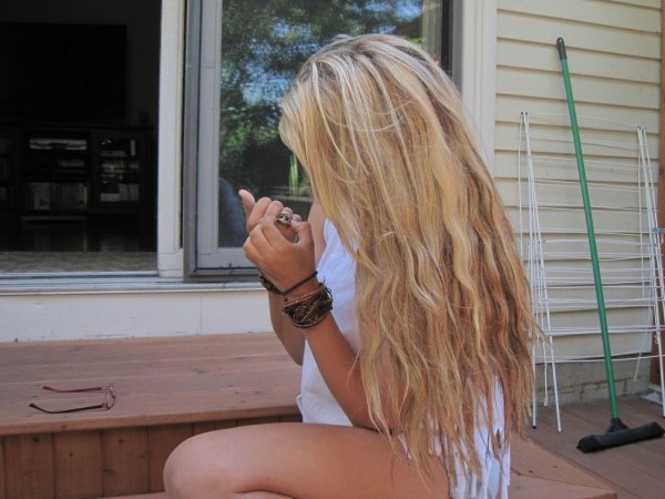 Светловолосая девушка