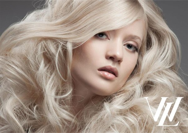 Светловолосая девушка