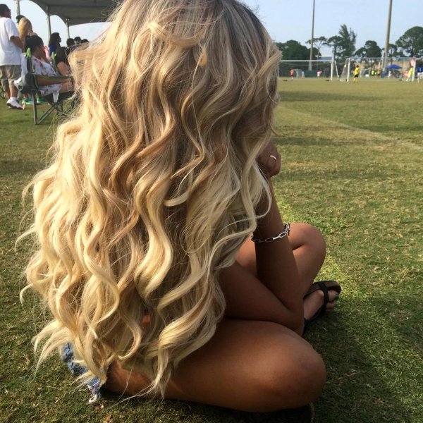 Светловолосая девушка