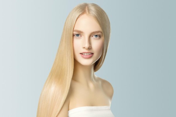 Светловолосая девушка