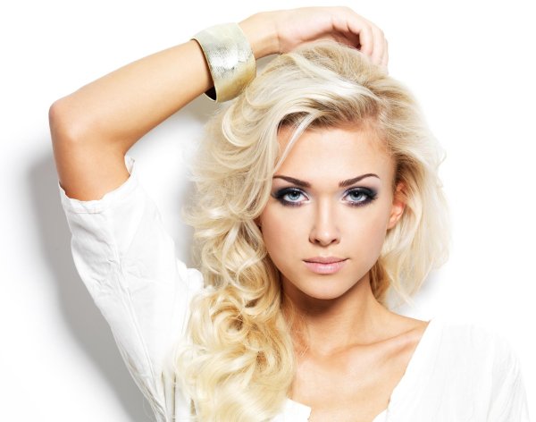 Светловолосая девушка