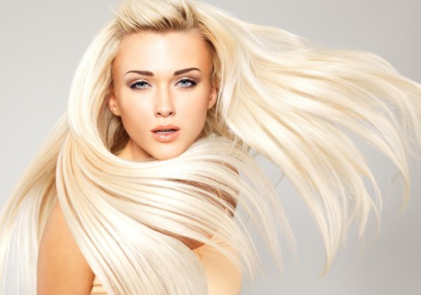 Светловолосая девушка
