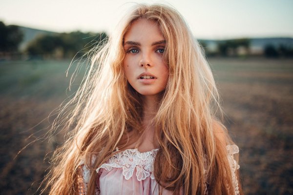 Светловолосая девушка