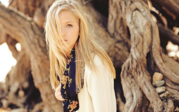 Светловолосая девушка