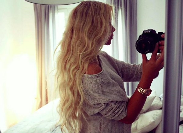 Светловолосая девушка