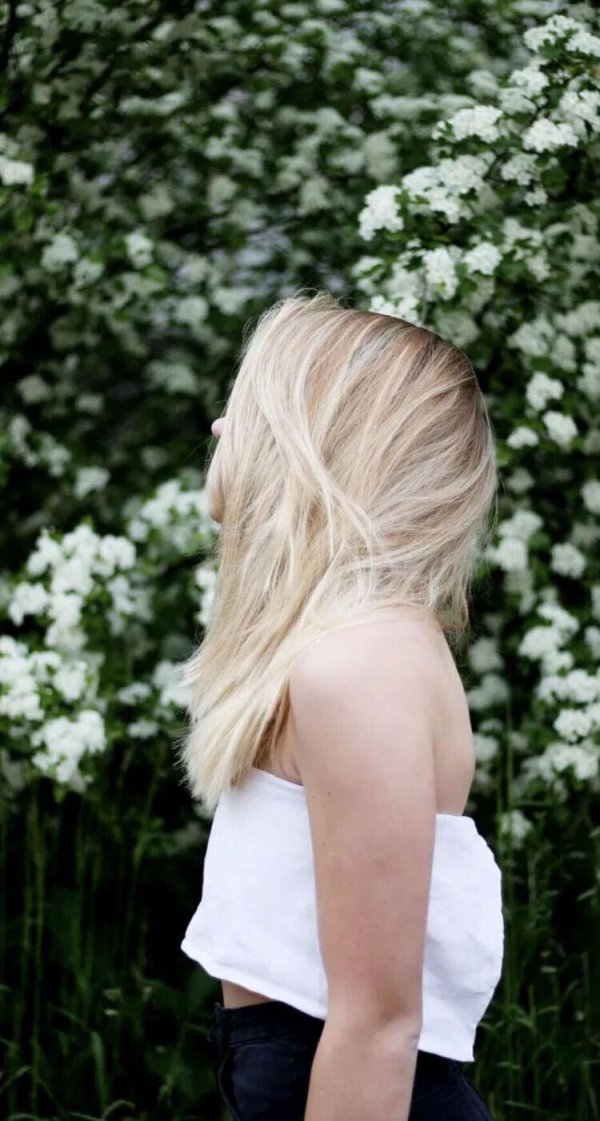 Светловолосая девушка