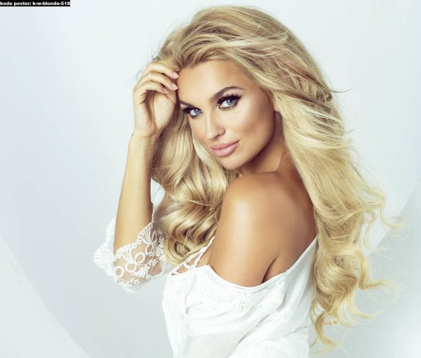 Светловолосая девушка