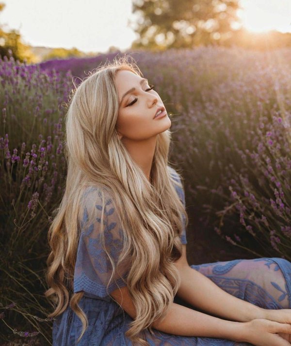 Светловолосая девушка