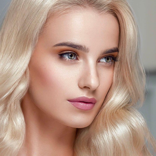 Светловолосая девушка