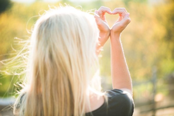 Светловолосая девушка