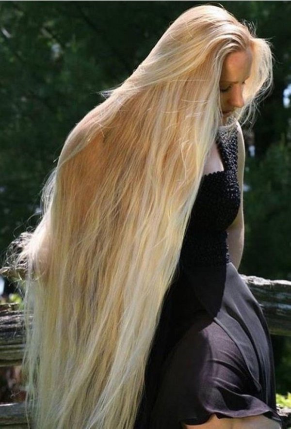 Светловолосая девушка