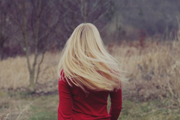 Светловолосая девушка