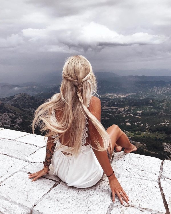 Светловолосая девушка