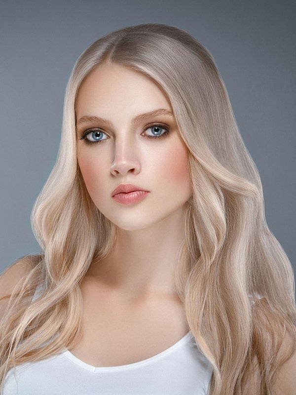 Светловолосая девушка