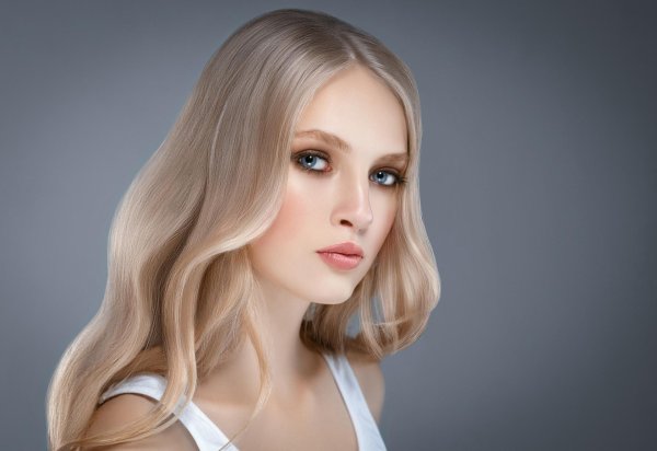 Светловолосая девушка