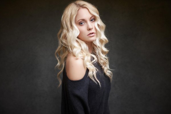 Светловолосая девушка