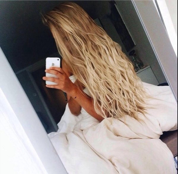 Светловолосая девушка