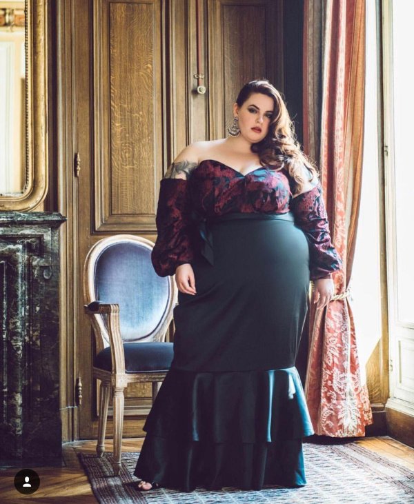 Полная девушка