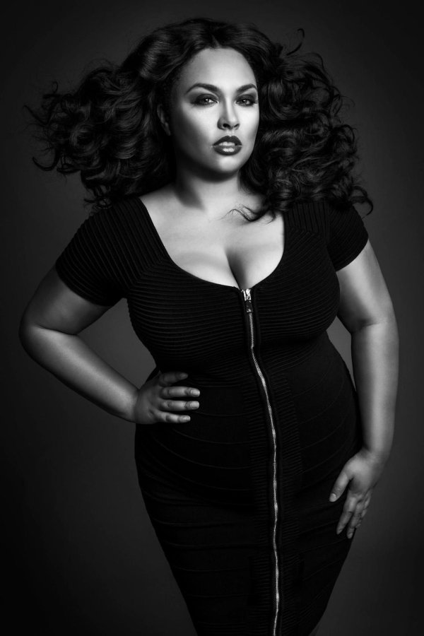 Полная девушка