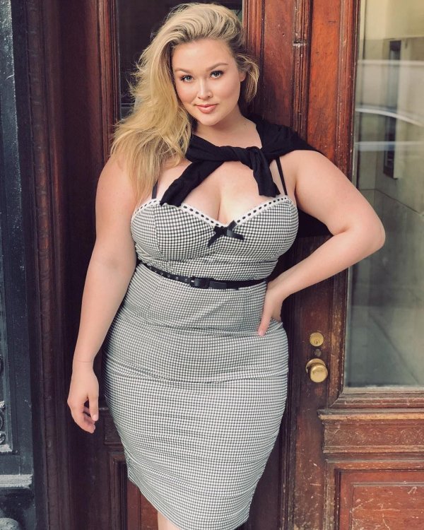 Полная девушка