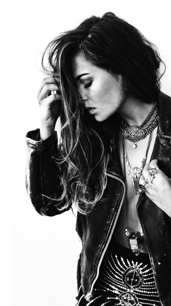 Девушка дерзкая