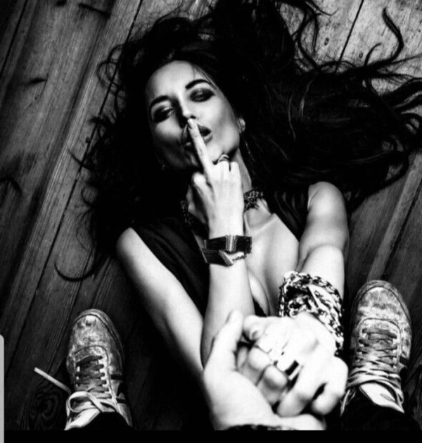 Девушка дерзкая