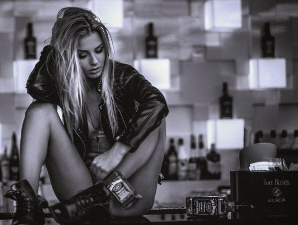 Девушка дерзкая