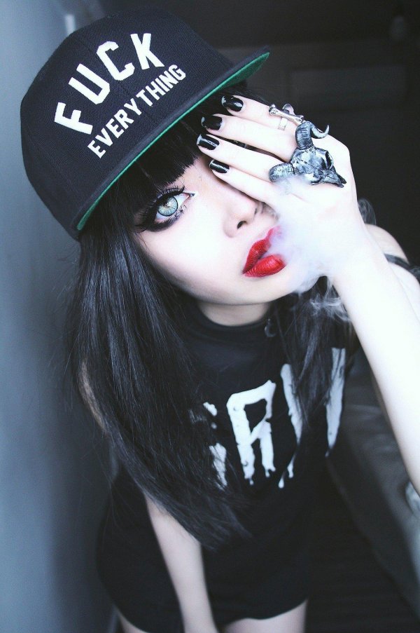 Девушка дерзкая