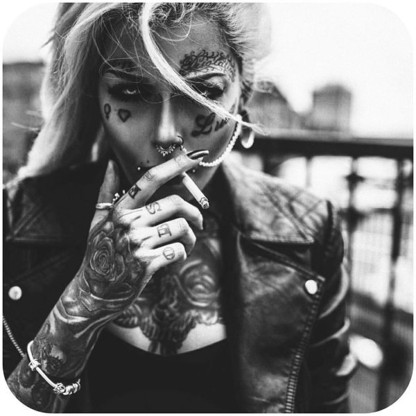 Девушка дерзкая