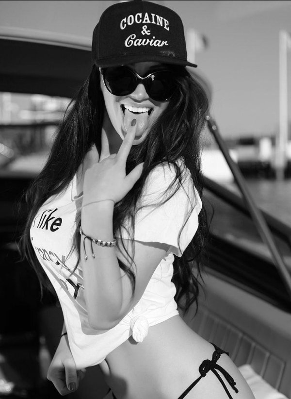 Девушка дерзкая