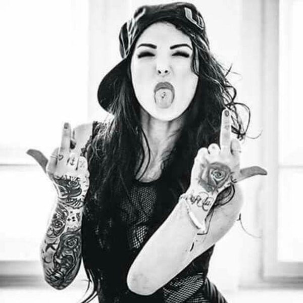 Девушка дерзкая