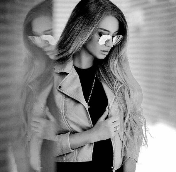 Девушка дерзкая