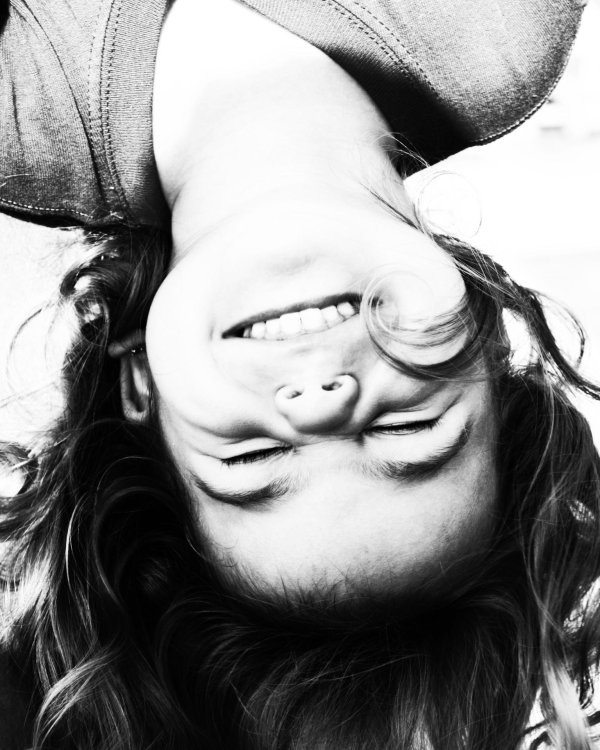 Веселая девушка