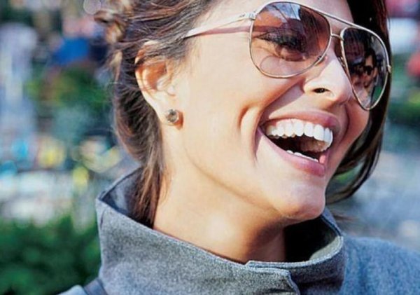 Веселая девушка