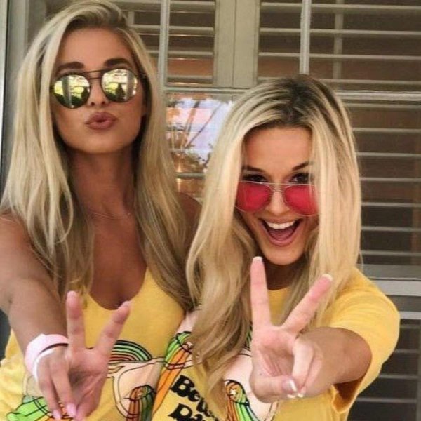 Веселая девушка