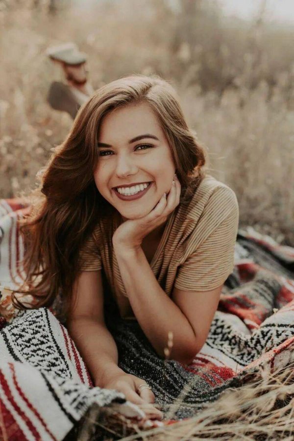 Веселая девушка