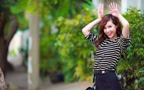 Веселая девушка