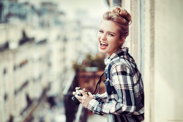 Веселая девушка