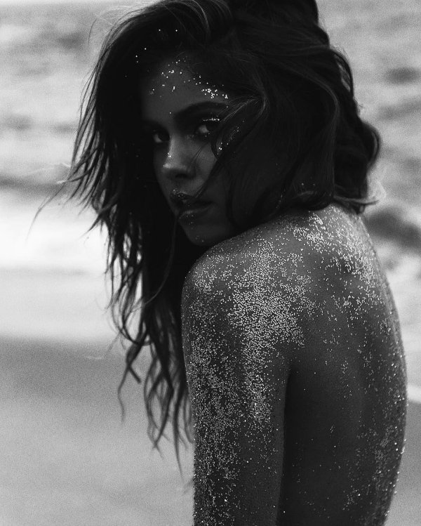 Веселая девушка