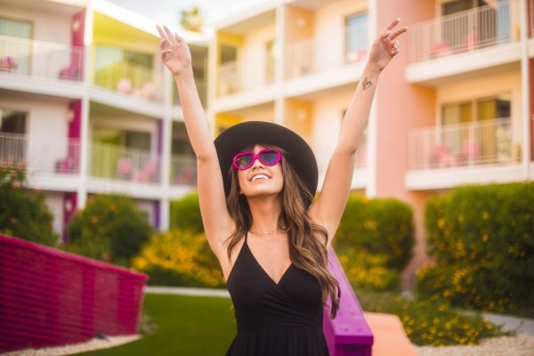 Веселая девушка