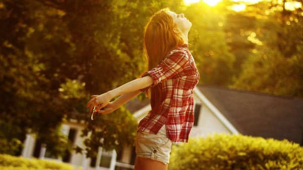 Веселая девушка