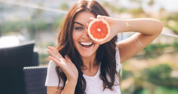 Веселая девушка