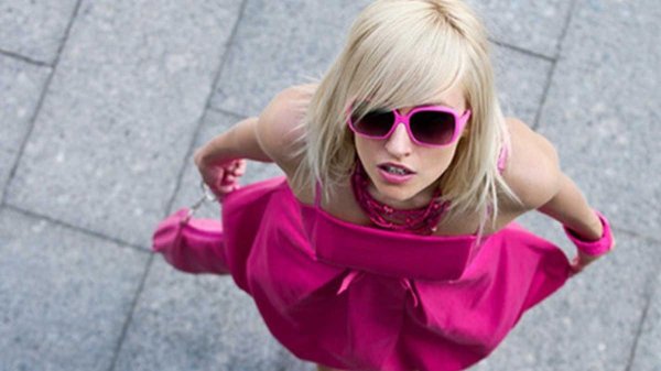 Веселая девушка