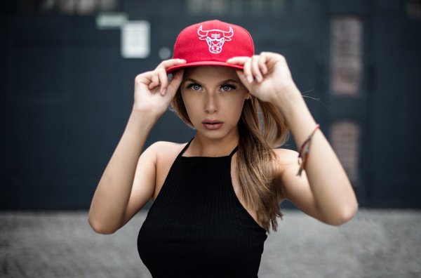 Веселая девушка