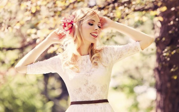 Веселая девушка