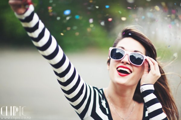 Веселая девушка