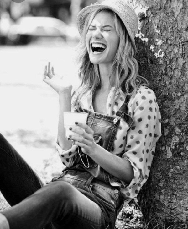 Веселая девушка