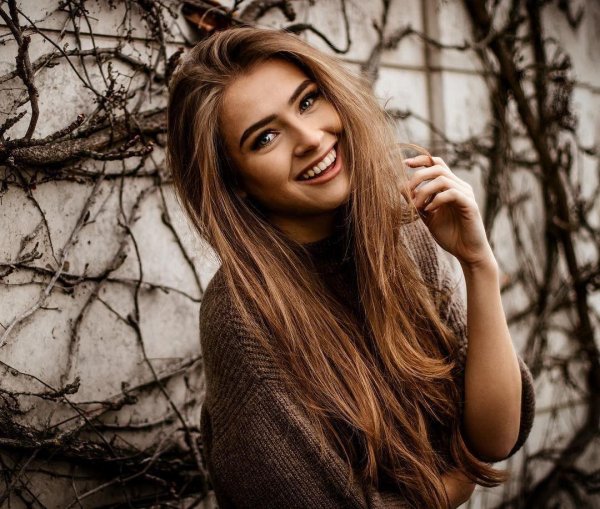 Веселая девушка