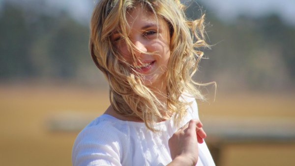 Веселая девушка