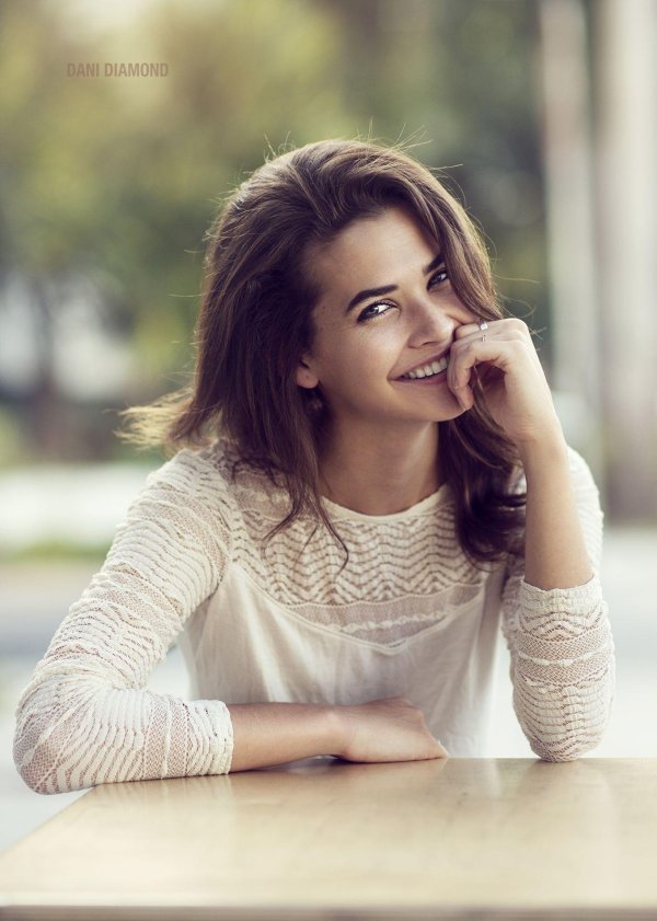 Веселая девушка